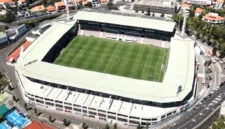 Perbaikan lapangan Estádio dos Barreiros dilakukan jelang pertandingan Liga Portugal antara Marítimo dan Benfica.