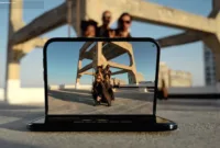 iPhone Duo dan Samsung Galaxy Z Fold8 berdampingan memperlihatkan perbandingan desain ponsel lipat