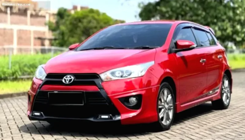 Tampak depan samping Toyota Yaris TRD Sportivo 2016 merah dengan body kit sporty di bursa mobil bekas