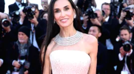 Demi Moore Terima Penghargaan di Baby2Baby Gala 2026