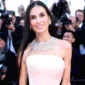 Demi Moore Terima Penghargaan di Baby2Baby Gala 2026