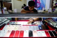 Tips Pilih Ponsel — Ilustrasi berbagai merek smartphone yang mengalami kenaikan harga di pasar Indonesia