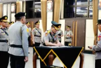 jenderal bintang — Kapolri Jenderal Pol Listyo Sigit Prabowo saat memimpin upacara mutasi jabatan perwira tinggi Polri di Jakarta.