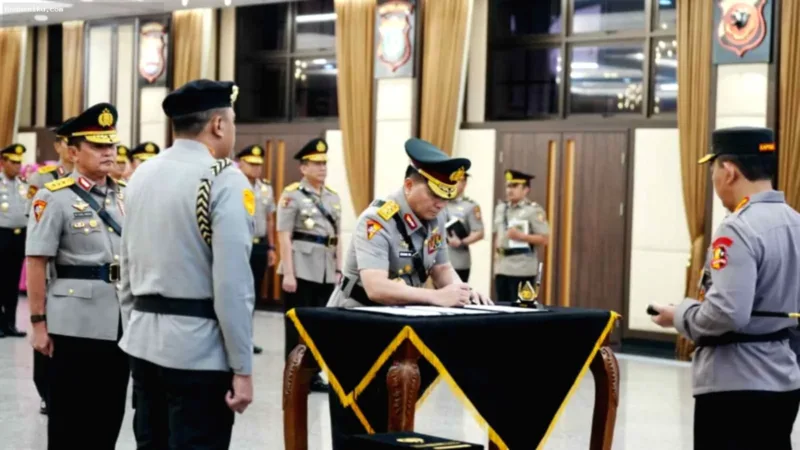 jenderal bintang — Kapolri Jenderal Pol Listyo Sigit Prabowo saat memimpin upacara mutasi jabatan perwira tinggi Polri di Jakarta.