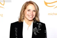 rekomendasi buku Katie Couric — Jurnalis Katie Couric saat memperkenalkan inisiatif klub buku pribadinya, Katie Couric’s Book Club (KCBC), pada awal 2026.