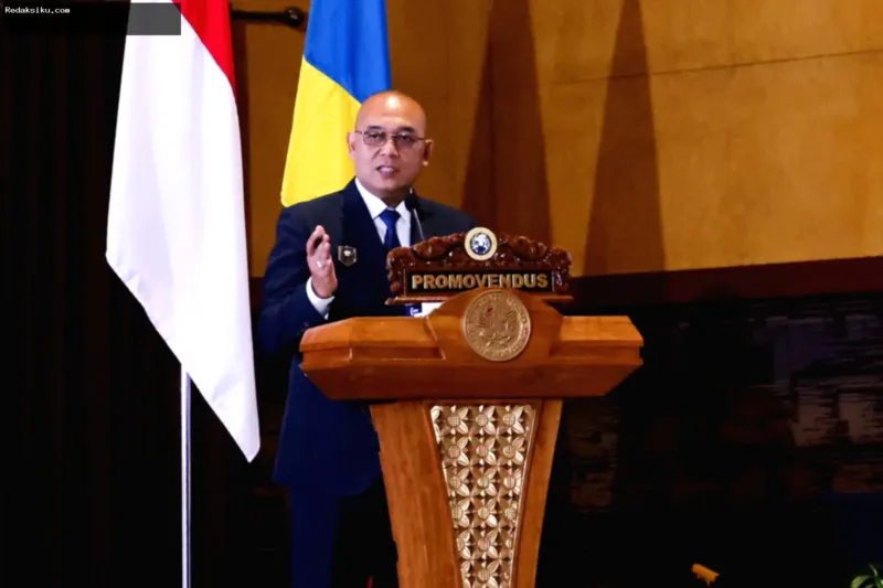 Agust Jovan Latuconsina mempresentasikan riset politik Gen Z dalam sidang doktor di Unair Surabaya.