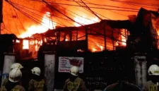 Kebakaran besar melanda kawasan padat penduduk di Kebayoran Lama yang diduga dipicu oleh korsleting listrik.