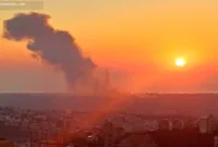 Garis asap dan kerusakan akibat serangan udara Israel di Lebanon selatan yang menewaskan 11 orang.