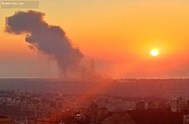 Garis asap dan kerusakan akibat serangan udara Israel di Lebanon selatan yang menewaskan 11 orang.