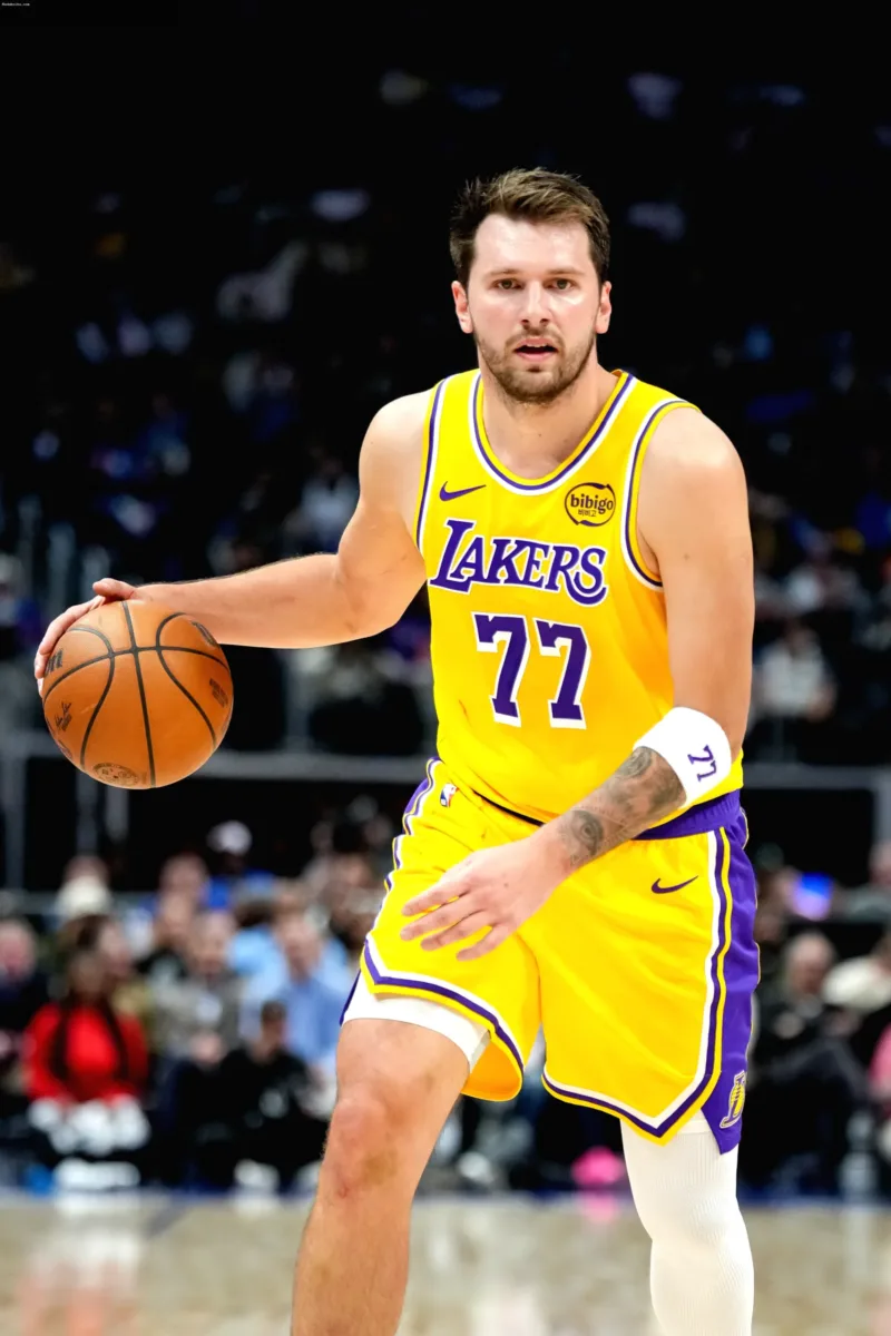 Pemain Los Angeles Lakers bersiap di lapangan dalam sesi latihan jelang musim reguler NBA.
