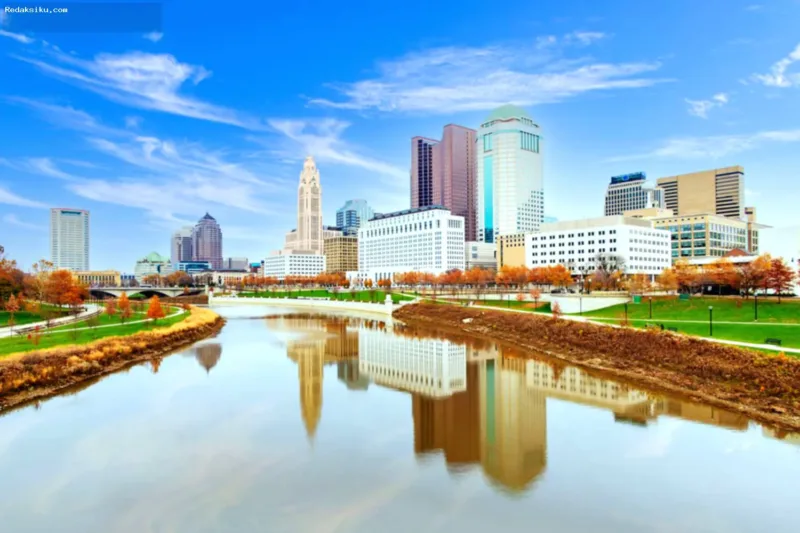 wisata 24 jam — Suasana jalanan Columbus, Ohio yang dipenuhi pendukung tim Buckeyes berpakaian merah dan abu-abu saat musim pertandingan.