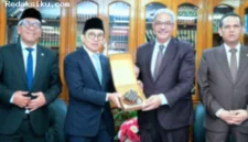 Menteri Kebudayaan Fadli Zon bertemu dengan Plt Presiden Universitas Al-Azhar untuk membahas kerja sama pendidikan dan kebudayaan.