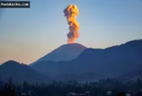 Gunung Api Erupsi — Peta lokasi empat gunung berapi aktif di Indonesia yang mengalami erupsi bersamaan pada hari Minggu.