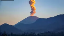 Empat gunung berapi aktif di Indonesia dilaporkan mengalami erupsi secara bersamaan pada hari Minggu.