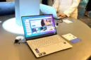 ASUS ExpertBook Ultra (B9406CAA) hadir dengan teknologi AI untuk kualitas suara meeting yang jernih tanpa headset.