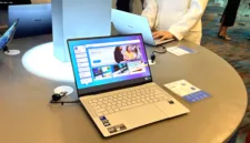 ASUS ExpertBook Ultra (B9406CAA) hadir dengan teknologi AI untuk kualitas suara meeting yang jernih tanpa headset.