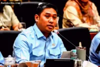 Kepala Badan Gizi Nasional Sudaryono menyampaikan keterangan terkait insentif dapur MBG di Gedung DPR.