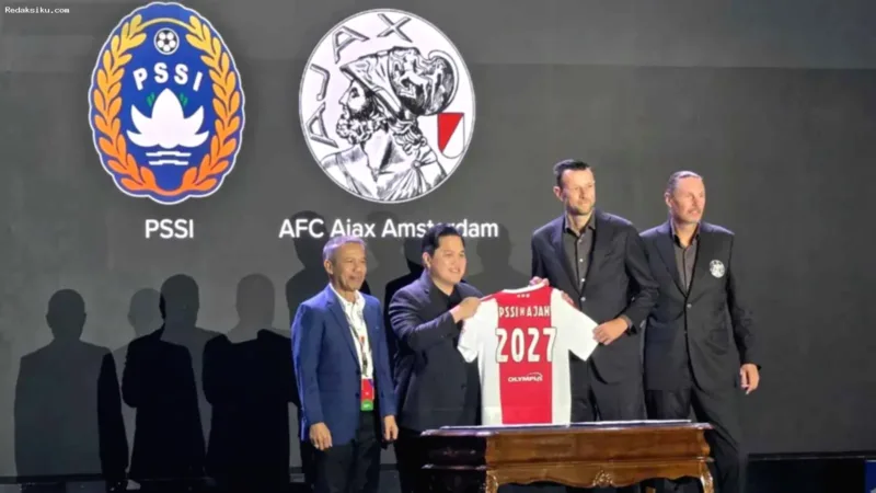 Ketua Umum PSSI Erick Thohir saat mengumumkan kerja sama strategis dengan Ajax Amsterdam di Jakarta.