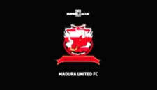 Madura United memuncaki klasemen sementara Super League 2026-2027 namun diwarnai duka dan denda.
