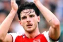 Declan Rice tampak kecewa setelah Arsenal menelan kekalahan telak dari Brighton di Emirates Stadium.