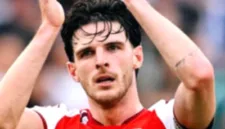 Declan Rice tampak kecewa setelah Arsenal menelan kekalahan telak dari Brighton di Emirates Stadium.