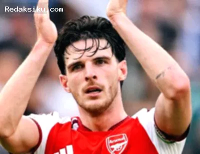 Declan Rice marah — Declan Rice menunjukkan kekesalan di lapangan setelah Arsenal kalah 0-3 dari Brighton di Emirates Stadium.
