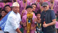 Presiden Direktur Lahat FC, Slamat Raharjo Gumay, menyerahkan trofi kepada kapten tim atas keberhasilan skuad di Piala Soeratin U-17.