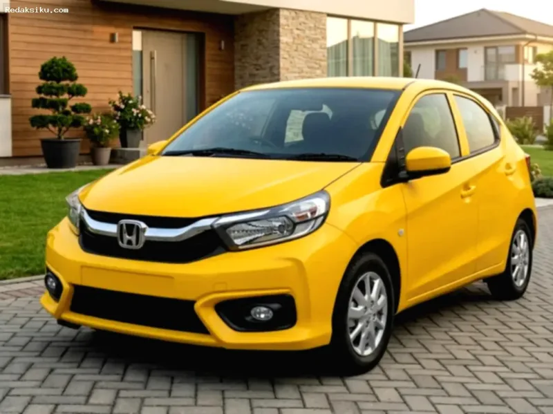 Honda Brio Satya 2024 yang diparkir di area dealer mobil bekas