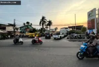 Antrean Solar SPBU — Antrean panjang kendaraan truk dan mobil mengisi bahan bakar solar di SPBU Jambi hingga memakan bahu jalan