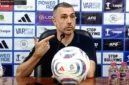 Pelatih Persik Kediri, Marcos Reina, mempersiapkan timnya menghadapi Dewa United di Stadion Brawijaya.