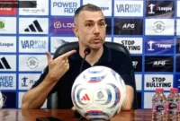 Persik Dewa — Pelatih Persik Kediri Marcos Reina saat memimpin sesi latihan jelang laga melawan Dewa United di Stadion Brawijaya.