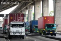 sanksi pemilik truk — Truk besar melintas di jalan raya sebagai fokus revisi UU LLAJ untuk atur sanksi ODOL