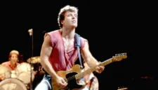 Bruce Springsteen merayakan perjalanan panjang dan karier legendarisnya di kancah musik rock dunia.