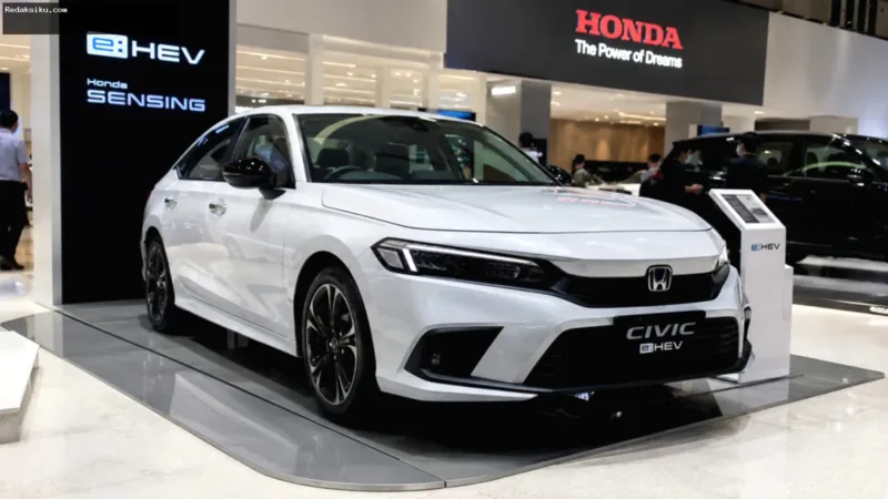 Mobil hybrid modern melaju di jalan raya sebagai solusi kendaraan ramah lingkungan di Indonesia.