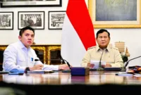 Presiden Prabowo Subianto memimpin rapat terbatas mitigasi bencana nasional melalui konferensi video di Istana Merdeka