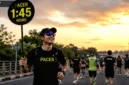 Pacer membantu peserta lari menjaga konsistensi ritme dan mencapai target waktu tertentu selama perlombaan.