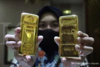 Kepingan emas batangan Antam dengan logo Logam Mulia