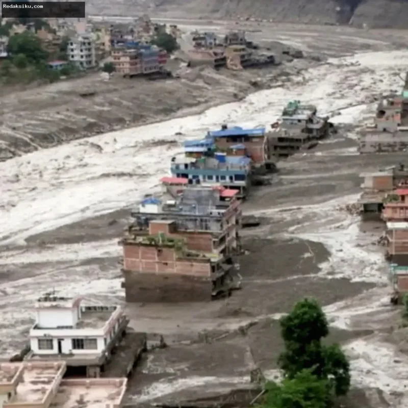 Banjir bandang Nepal-Tibet — Tim penyelamat melakukan pencarian korban di area terdampak banjir bandang di perbatasan Nepal dan Tibet