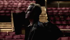 Andrew Scott memerankan aktor Ian Charleson dalam film biopik Elsinore yang tayang perdana di TIFF 2026.