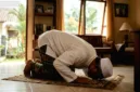 Sholat merupakan kewajiban dan tiang agama yang fundamental dalam ajaran Islam.