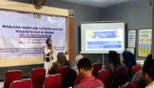 Warga Desa Sumberdem dan Pokdarwis mengikuti pelatihan pertolongan pertama untuk meningkatkan kesiapsiagaan di lingkungan wisata.