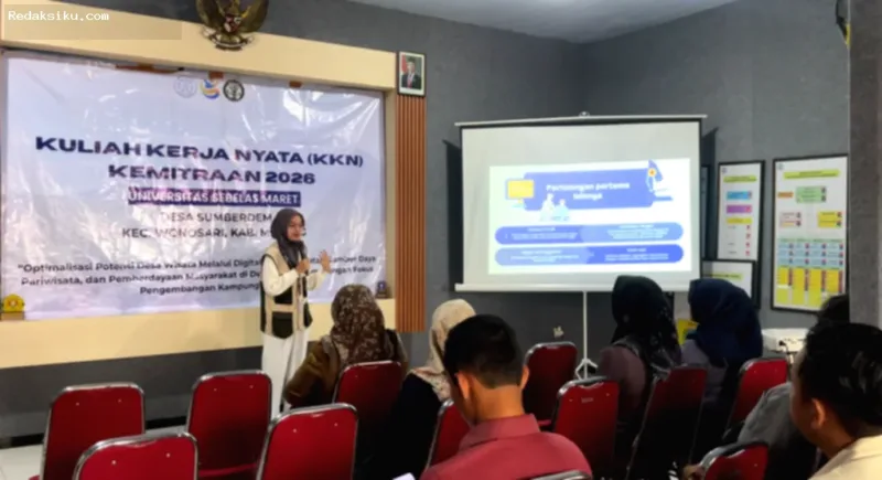 Peserta pelatihan pertolongan pertama dari Pokdarwis Desa Sumberdem sedang mengikuti sesi praktik di Aula PKK desa.