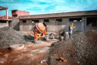 Penyebab Kerusakan Beton — Retakan pada struktur beton dinding gedung bertingkat yang memerlukan perbaikan segera.
