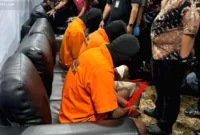Tiga pelaku pengeroyokan pedagang cermin saat diamankan pihak kepolisian