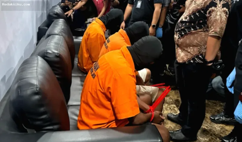Tiga pelaku pengeroyokan pedagang cermin saat diamankan pihak kepolisian