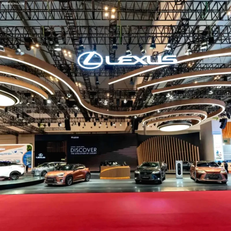 Stan Lexus Indonesia dengan pengunjung yang memadati area pameran otomotif GIIAS 2026 di Jakarta.