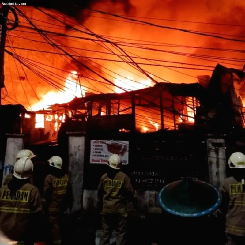 Kebakaran melanda kawasan padat penduduk seluas 1.100 meter persegi di Kebayoran Lama, Jakarta Selatan.