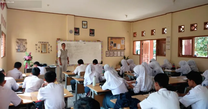 Seorang guru memerhatikan muridnya belajar di kelas sebagai bagian dari proses pembentukan karakter.