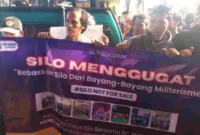 Pimpinan DPRD Jember menandatangani pakta integritas penolakan pembangunan Yonif di hadapan warga dan aktivis PMII.