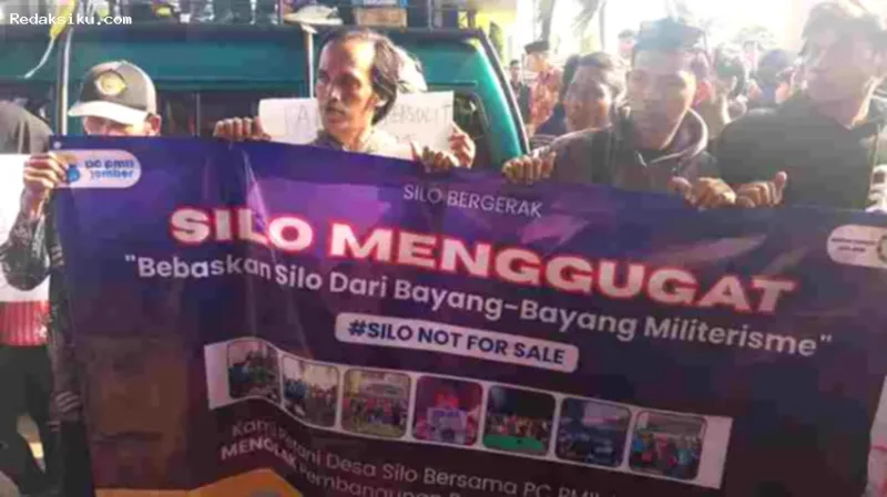 Pimpinan DPRD Jember menandatangani pakta integritas penolakan pembangunan Yonif di hadapan warga dan aktivis PMII.